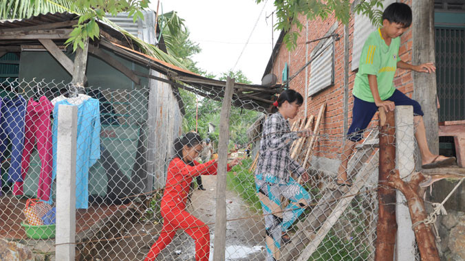 Con đường duy nhất của bà con ở tổ 4, ấp Hòn Chông đã bị ông Phó Bí thư xã rào kín