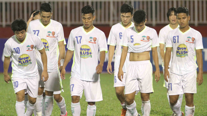 Việc một loạt cầu thủ ra nước ngoài học hỏi liệu có khiến HA.GL phải nhiều phen cúi đầu rời sân ở V-League 2016? Ảnh: VSI