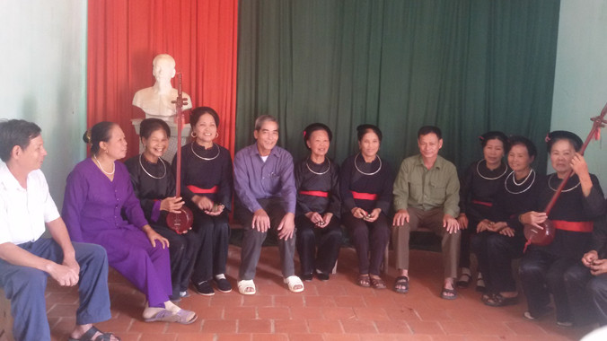 Ông Công (thứ 4 từ trái qua) cùng CLB hát then thôn 13.