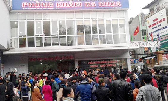 Hàng trăm người tập trung tại Bệnh viện ĐH quốc gia Hà Nội để chờ tiêm vắc xin cho trẻ. Ảnh: Dân Trí