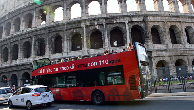 Xe cộ bị hạn chế đi lại ở hai thành phố lớn nhất Ý - nước có số người chết do ô nhiễm cao nhất châu Âu. Ảnh: Drivemeonline