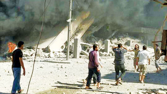 Sau một trận không kích ở Syria ngày 30/9. Ảnh: AP