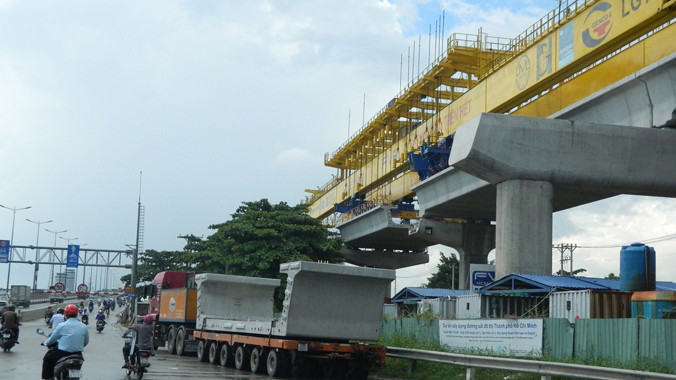 Đốt dầm chữ U được đúc sẵn đưa về công trường thi công gói thầu số 2 tuyến metro Bến Thành - Suối Tiên để lắp ghép. Ảnh: Huy Thịnh
