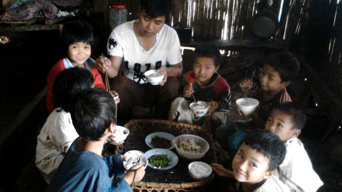 Thầy giáo Chang Xá Phạ bên bữa cơm đạm bạc cùng học trò. Ảnh: Xuân Tùng