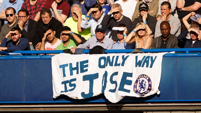 CĐV Chelsea vẫn bày tỏ sự ủng hộ với HLV Mourinho dù Chelsea đang rơi vào khủng hoảng với chuỗi trận thất bại kéo dài. Ảnh: GETTY IMAGES