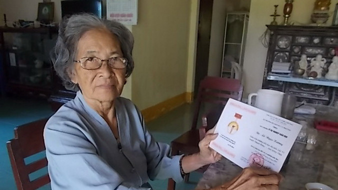 Cô giáo Lê Ngọc Xương với Huy chương Vì sự nghiệp giáo dục được tặng năm 1996. Ảnh: Tô Phục Hưng