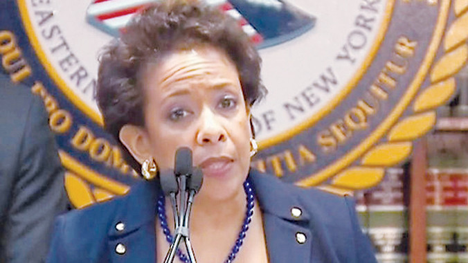 Bộ trưởng Tư pháp Mỹ Loretta Lynch thông báo quyết định truy tố 16 quan chức cao cấp FIFA. Ảnh: Skysports