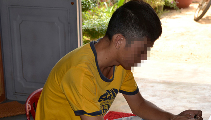 Một thanh niên sử dụng cần sa.