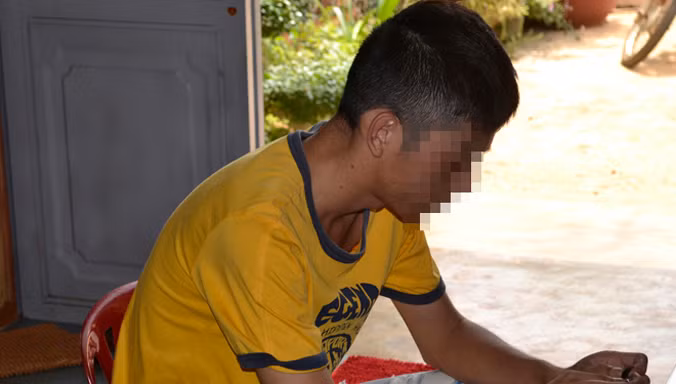 Một thanh niên sử dụng cần sa.