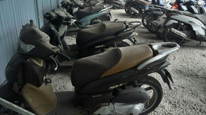 Bên cạnh những xe mục nát, các bãi xe có nhiều xe máy, mô tô đắt tiền. Ảnh: Đ.H