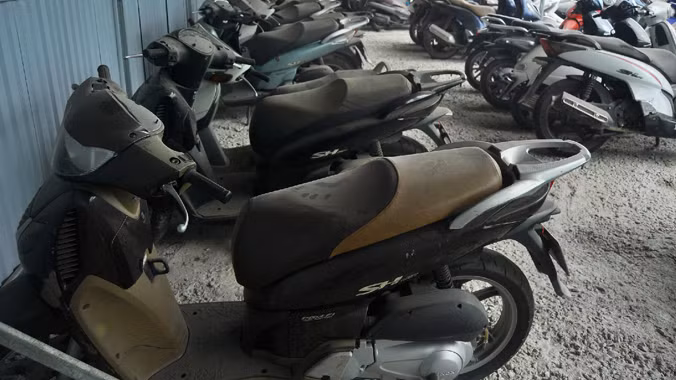 Bên cạnh những xe mục nát, các bãi xe có nhiều xe máy, mô tô đắt tiền. Ảnh: Đ.H