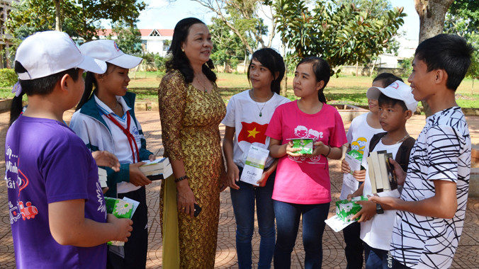 Các học sinh rất xúc động khi được nhận quà.