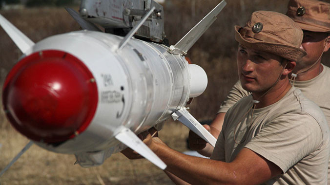 Binh sĩ Nga lắp vũ khí lên máy bay chuẩn bị cho chiến dịch không kích. Ảnh: RT