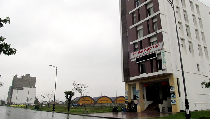 Vệt biệt thự ven biển bên sân bay Nước Mặn hiện có nhiều lô đất được người Trung Quốc “giấu mặt” sở hữu.