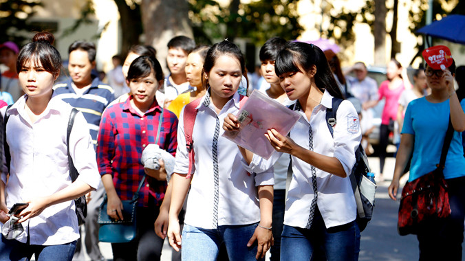 Thí sinh sau giờ thi THPT Quốc gia 2015 tại hội đồng thi trường ĐH Kinh tế Quốc dân Hà Nội