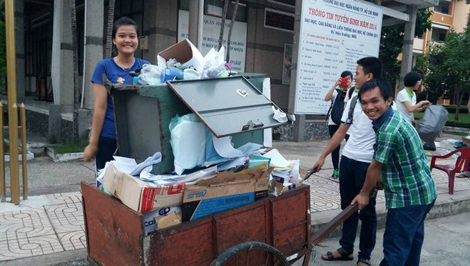 Các tình nguyện viên nhóm Mầm xanh nhặt ve chai gây quỹ từ thiện.