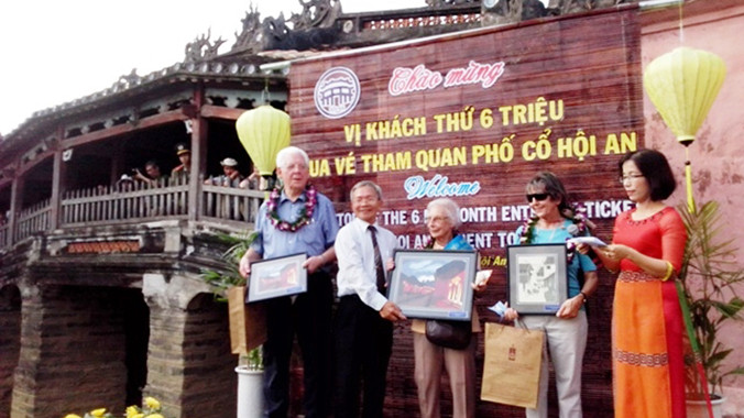 Hội An tôn vinh những vị khách mua vé tham quan đầu tiên trong năm mới.