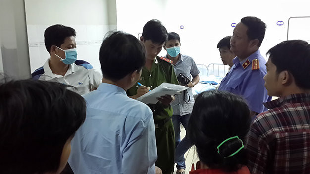 Công an lấy lời khai những người liên quan vào ngày 15-11. Ảnh: Tuổi trẻ