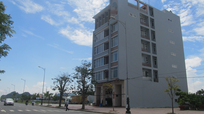 Khu vực ven biển đường Võ Nguyên Giáp (quận Ngũ Hành Sơn) là nơi người Trung Quốc giấu mặt ồ ạt mua đất làm nhà, khách sạn. (Trong ảnh: một khách sạn của người Trung Quốc). Ảnh: Nam Cường