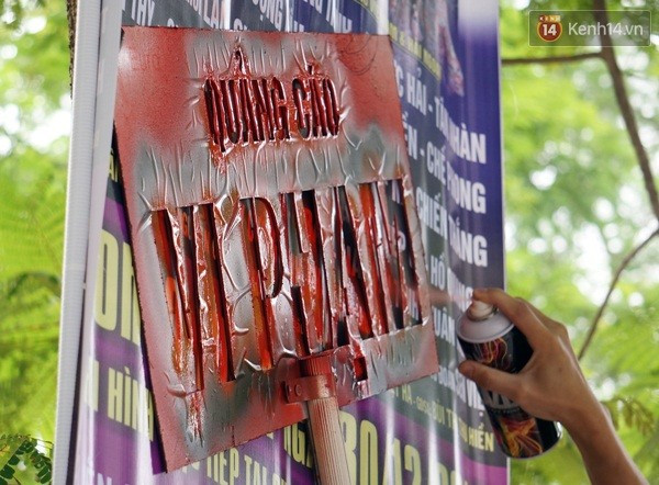 Quảng cáo vi phạm bị phun sơn. Ảnh kenh14.vn