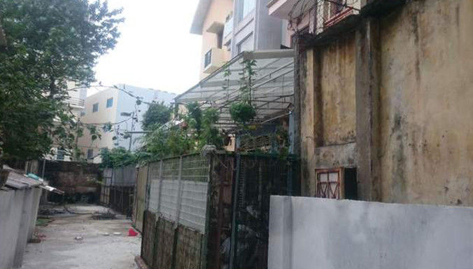 Người dân đề nghị dỡ bỏ hai bức tường rào được thông thoáng như dãy nhà thuộc số 89 và 115 ngõ Núi Trúc.