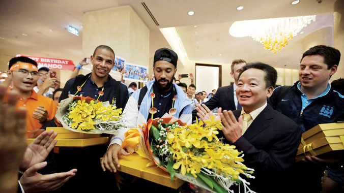 Bầu Hiển đóng vai trò chủ chốt trong việc đưa CLB Manchester City tới Việt Nam hè 2015. Ảnh: VSI