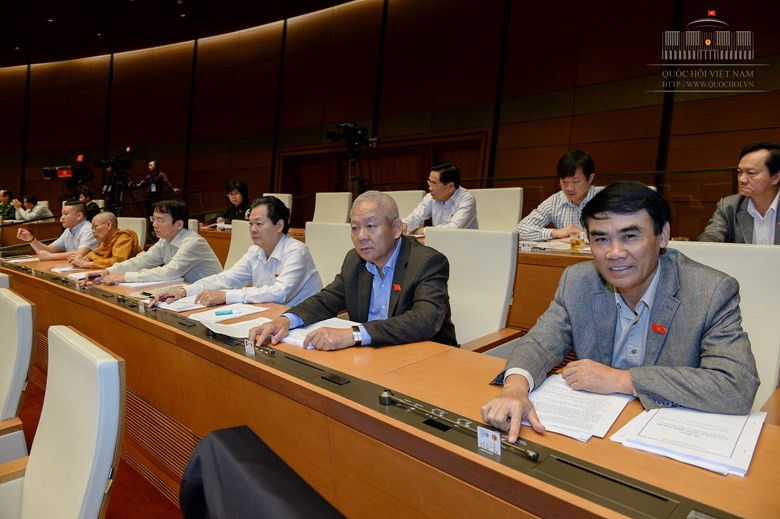 Các đại biểu Quốc hội thông qua Luật tạm giữ, tạm giam. 