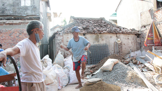 Ông Mai Văn Đức quyết định ứng trước tiền tu bổ nhà cổ thay vì chờ đợi nguồn vốn từ thành phố.