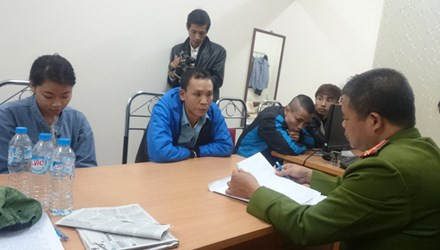 Phạm Kim Thành (áo xanh, thứ 2 từ trái qua) cùng các đối tượng liên quan tại cơ quan điều tra