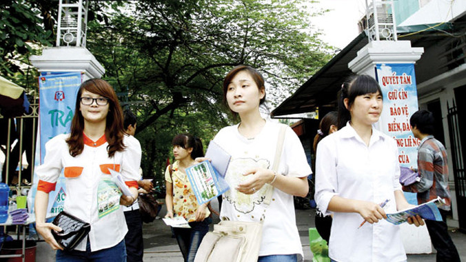 Sinh viên Trường Cao đẳng Sư phạm Trung ương sau giờ tan trường. Ảnh: Ngọc Châu