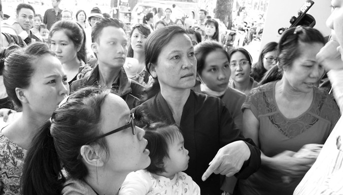 Xếp hàng dài để được tiêm vắc-xin dịch vụ tại Trung tâm Y tế Dự phòng TPHCM ngày 26/12. Ảnh: Quốc Ngọc