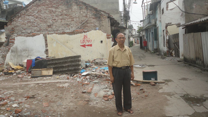 Ông Ứng Văn Thắng tại khu tập thể Cục Vận tải. Ảnh: K.N 