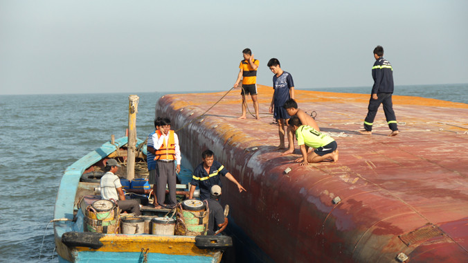 Tích cực tìm kiếm các thuyền viên mất tích.