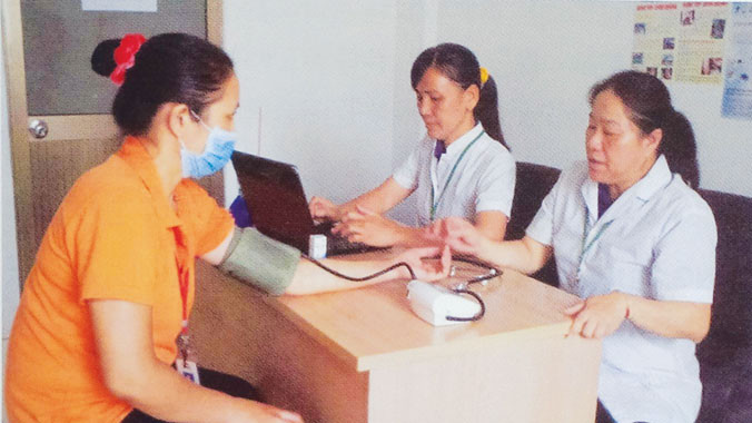 Công nhân Simone khám chữa bệnh tại phòng y tế của công ty Ảnh: Đình Mạnh