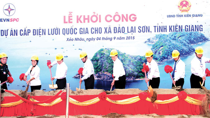 Ðộng thổ xây dựng công trình cấp điện cho đảo Lại Sơn. Ảnh: Ðại Dương.