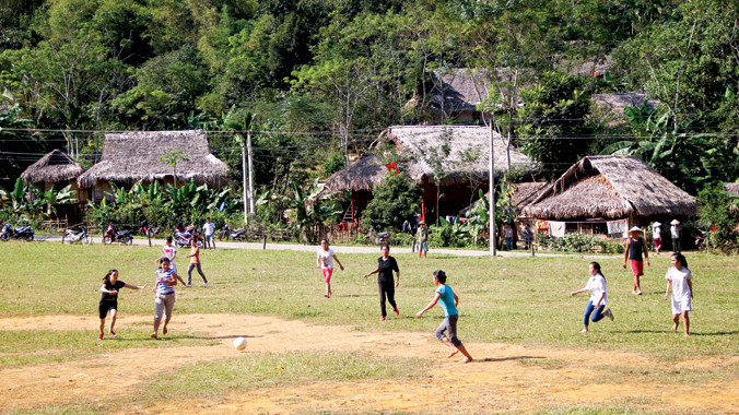 Đá bóng nữ bên những nóc nhà sàn mừng ngày đại đoàn kết. Ảnh: Hoàng Lam