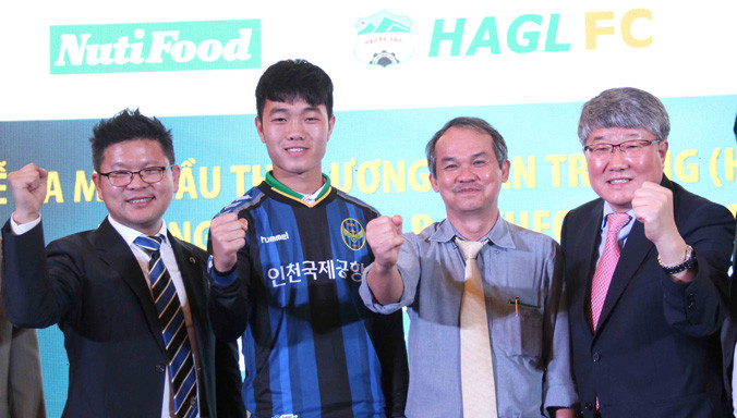 Xuân Trường (thứ 2 bên trái) được hy vọng sẽ giúp Incheon United thu hút sự ủng hộ của khoảng 40.000 người Việt Nam đang sinh sống, làm việc tại Incheon. Ảnh: VSI