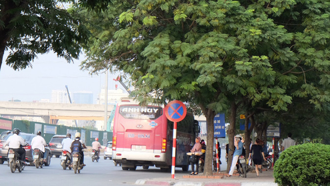 Bất chấp biển cấm dừng đỗ, xe Anh Huy - Đất Cảng vẫn coi đây là điểm đón khách của mình.