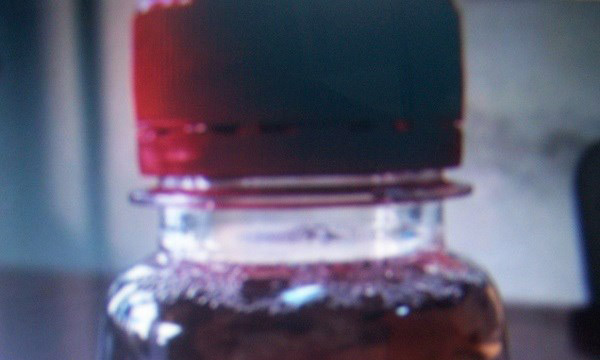 Chai nước bị cho là chai trà Dr Thanh có vật lạ.