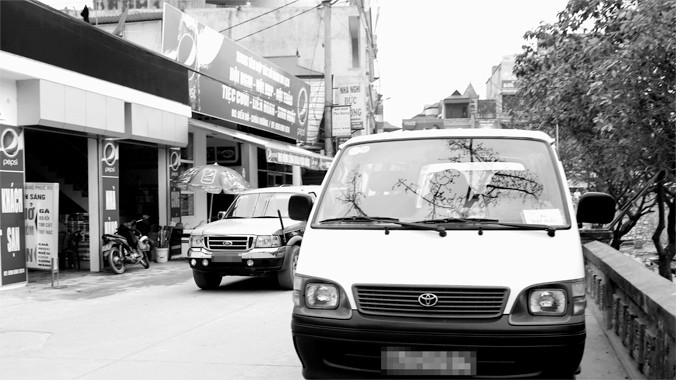 Xe công đi lễ chùa đầu năm tại bến đò Chùa Hương năm 2015. Ảnh: Ngọc Châu