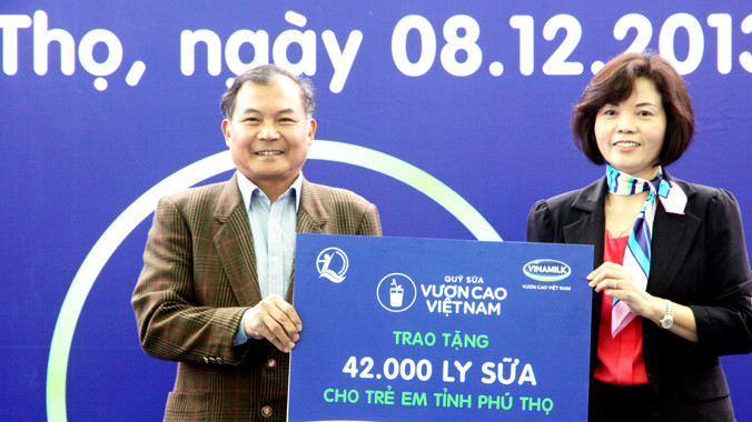 Quỹ sữa Vươn cao Việt Nam trao sữa đến trẻ em nghèo Phú Thọ.