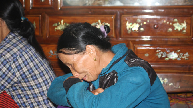 Bà Trương Thị Vân đau lòng trước cái chết của em trai. Ảnh: Nguyễn Thành