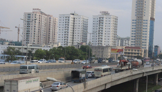 Các phương tiện luôn gặp khó khăn khi lên và xuống đường cao tốc. Ảnh: Mỹ Duyên