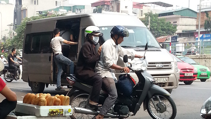 Xe khách công khai bắt khách chỉ cách hồ Hoàn Kiếm vài trăm mét trên đường Trần Quang Khải. Ảnh: Mỹ Duyên