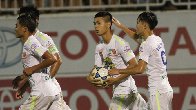 Việc Công Phượng (giữa) có thể đầu quân cho đội hạng 2 Nhật Bản ở mùa giải tới có thể khiến sức hút khán giả tới sân của HA.GL giảm đi. Ảnh: VSI