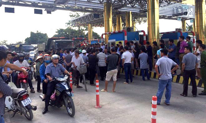 Trạm thu phí QL 6 đặt tại thị trấn Lương Sơn của Cty TNHH BOT QL6 Hòa Lạc – Hòa Bình bị hàng trăm người dân Lương Sơn phong tỏa sáng 7.11. Ảnh: Lao Động