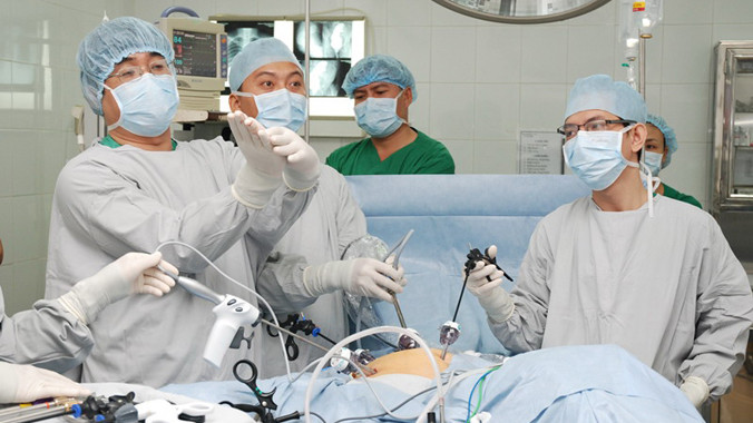 Tính mạng bệnh nhân nằm trong tay nghề và y đức của nhân viên y tế. Ảnh: Quốc Ngọc