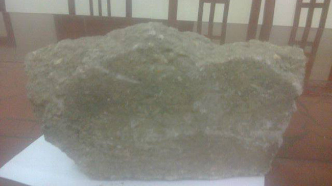 Mảng bê tông nặng khoảng 4 kg do đối tượng Cừ dùng để tấn công lực lượng chức năng. Ảnh: Kim Chung