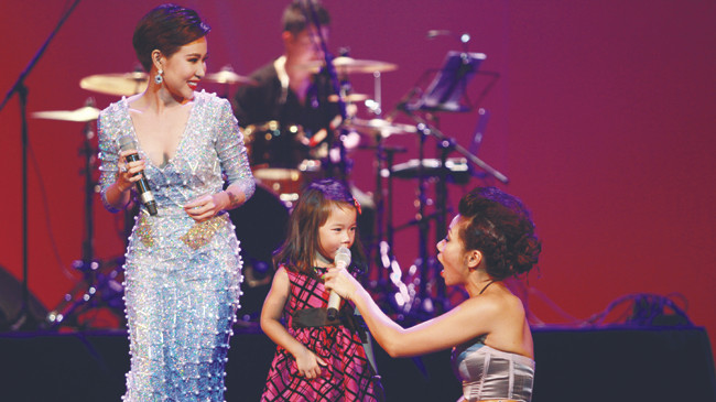 Hà Trần cho con gái làm quen với ánh đèn sân khấu. Ảnh: N.M.Hà