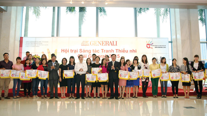 Đại diện các trường THCS & TH nhận cờ lưu niệm tham gia Hội trại sáng tác tranh Giải Generali.